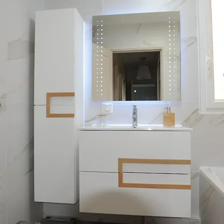 Apartment In Park With Pool Cannes