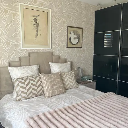 Apartment In Park With Pool Cannes