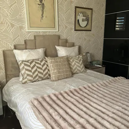 Apartment In Park With Pool Cannes