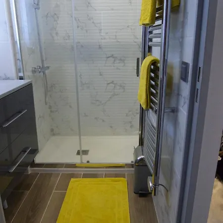 In Park With Pool Apartamento