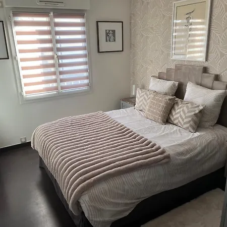 In Park With Pool شقة