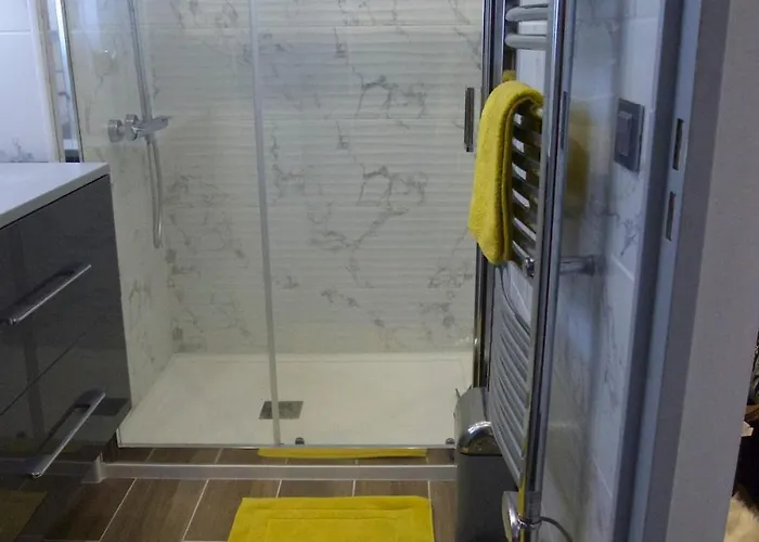 In Park With Pool شقة