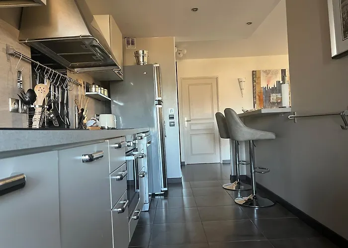 In Park With Pool شقة *