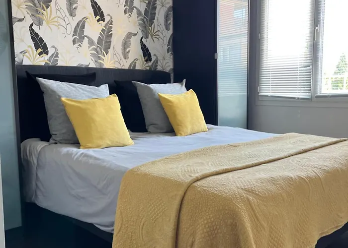 In Park With Pool شقة *