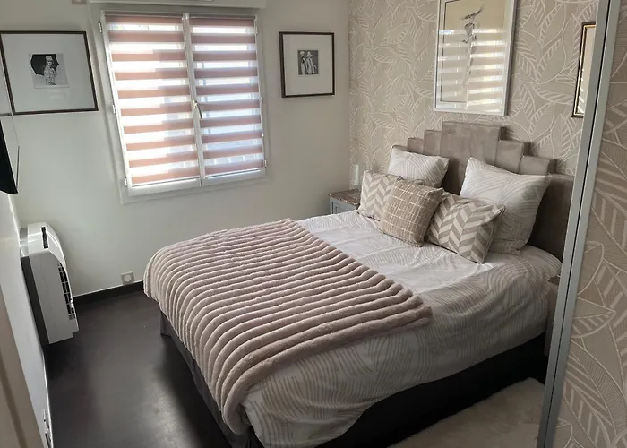 In Park With Pool شقة