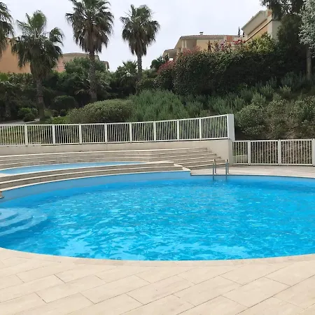 In Park With Pool Κάννες